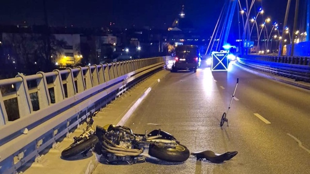 Policja: Jechał za szybko, uderzył w barierki, zginął na miejscu. Po tragedii w Bydgoszczy