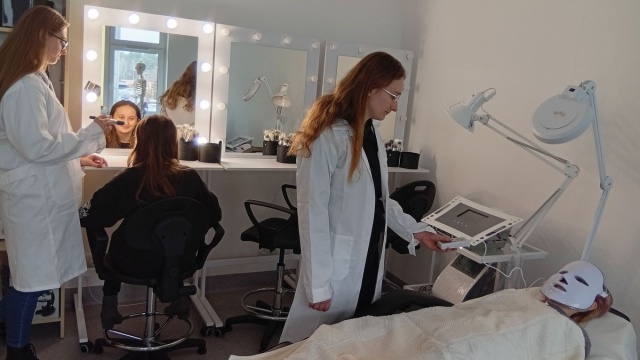 Fryzjer, kucharz i technik dentystyczny. Nowe pracownie dla niesłyszących uczniów [zdjęcia]