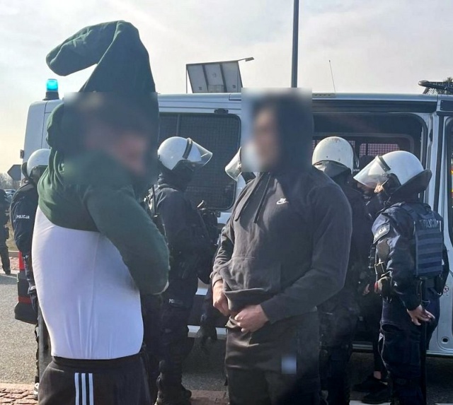 Pseudokibice byli gotowi do wielkiej bitwy. Na ich drodze stanęła Policja z czterech województw [wideo]