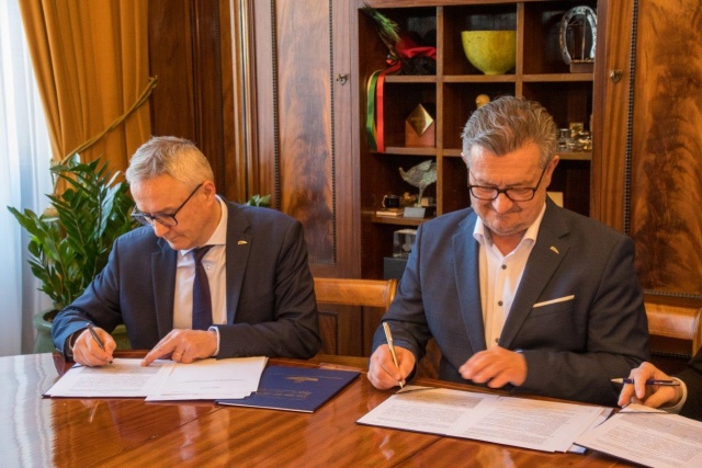Kolejne tramwaje z Pesy pojawią się w Krakowie Prezydent miasta podpisał umowę na 90 pojazdów
