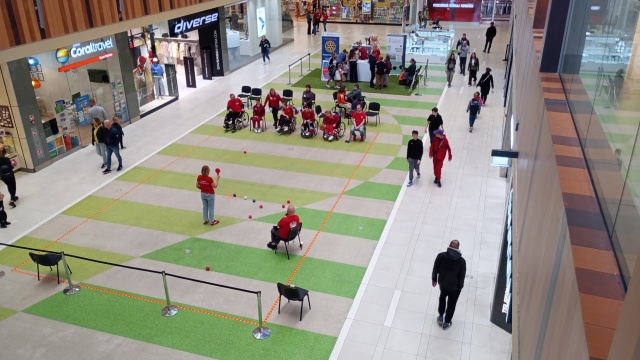 Charytatywne rozgrywki boccia w bydgoskim centrum handlowym. Ten sport łączy [zdjęcia]