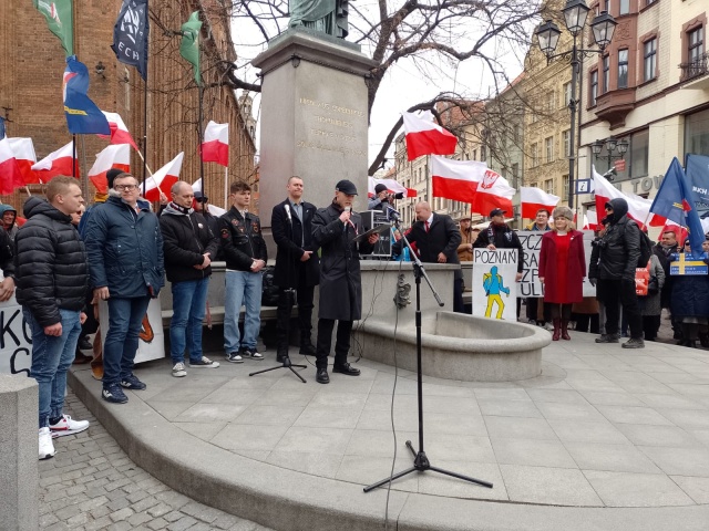 Protest przeciwko powstaniu CIC w Toruniu. Podeptano unijną flagę