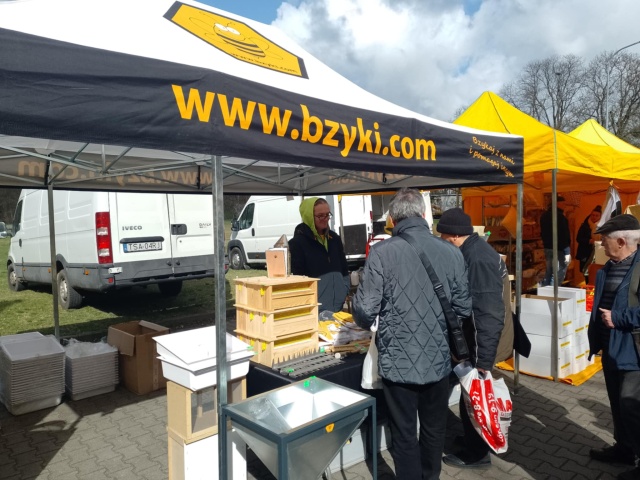 Pszczelarze w Kujawsko-Pomorskiem: Duże pasieki mają problem ze zbyciem miodu