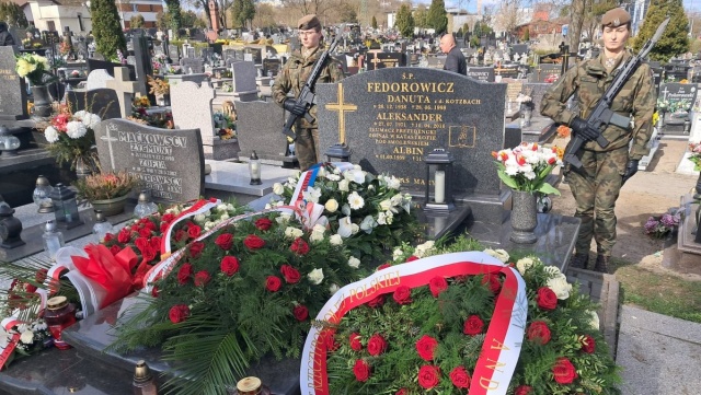 Pamiętają o ofiarach katastrofy smoleńskiej 15. rocznica tragicznych wydarzeń [zdjęcia]