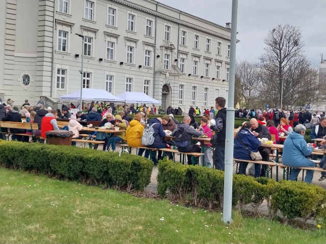Gościli ubogich przed bydgoską Bazyliką. Ponad 1000 osób na Śniadaniu Wielkanocnym