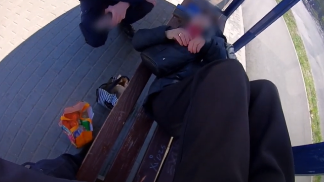 Starsza pani zasłabła na bydgoskim przystanku. Pomogli jej policjanci z drogówki [wideo]