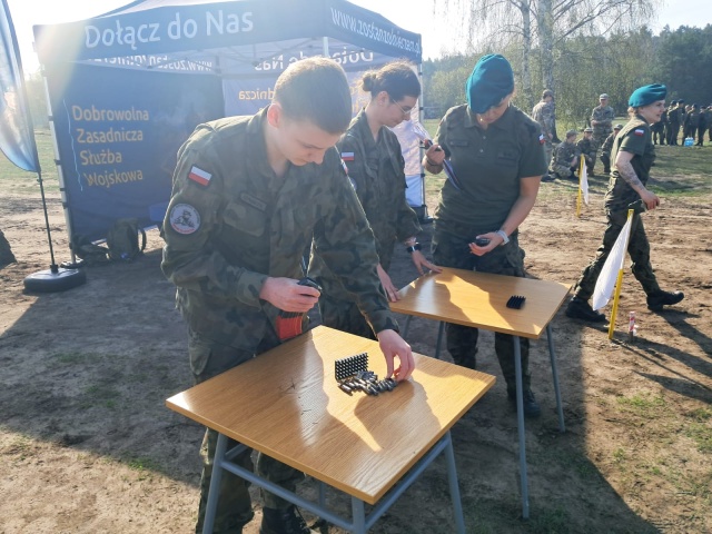 Rzucali granatami, nosili rannych Uczniowie mundurówek rywalizowali w Bydgoszczy
