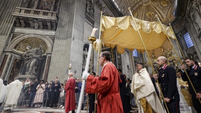 Watykan: Trwa Liturgia Męki Pańskiej. Śmierć Chrystusa oferuje nam inteligencję krzyża