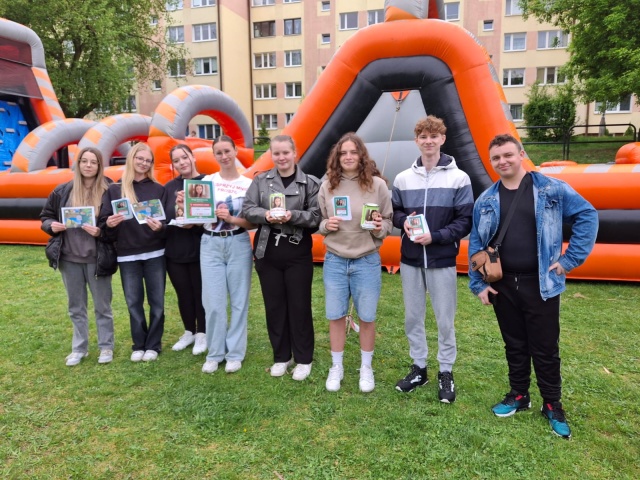 Uczniowie wspierają 17-letnią Kingę w walce z chorobą. Piknik w ZSM w Świeciu