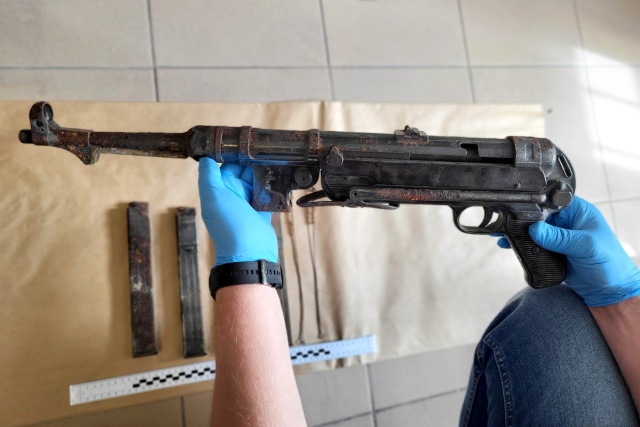 Pistolet maszynowy i amunicja z czasów II wojny światowej odkryte na poddaszu szpitala