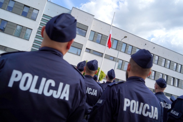 Ponad 30 nowych policjantów złożyło ślubowanie w KWP w Bydgoszczy. Gdzie trafią na służbę [zdjęcia, lista]