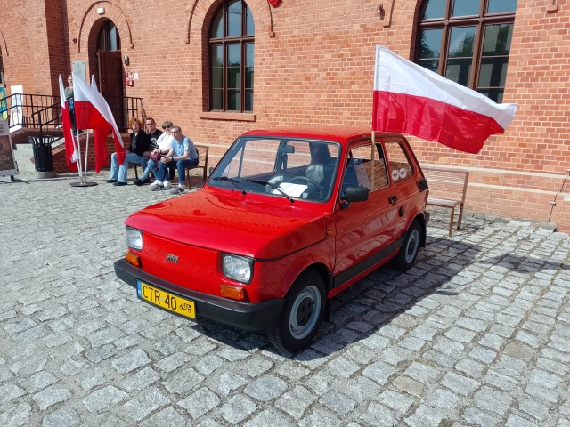 Te samochody mają styl, klasę i... duszę. Toruńskie Święto Flagi z klasykami [zdjęcia]