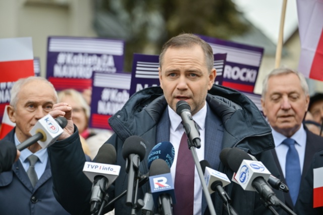 Karol Nawrocki chce upublicznić oświadczenie majątkowe. Kandydaci krytykują sprawę przejęcia mieszkania