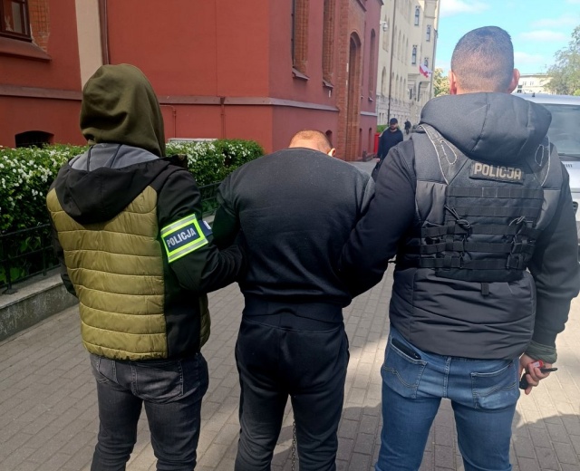 24-latek kilka razy miał dźgnąć nożem znajomego i jego matkę. Grozi mu dożywocie