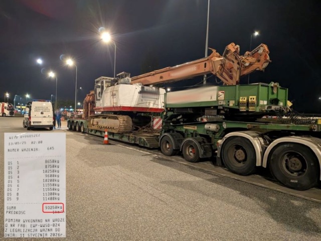 Bez pilota i z nadwagą Ciężarówka wioząca maszynę ze Słowacji odstawiona na parking [zdjęcia]