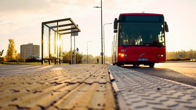 Mężczyzna zginął na miejscu przygnieciony przez autobus. Czy podnośnik był uszkodzony