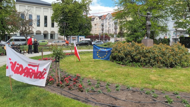 Rzeźba bydgoskiej Łuczniczki w unijnych barwach. Europejski happening Jana Rulewskiego [zdjęcia]