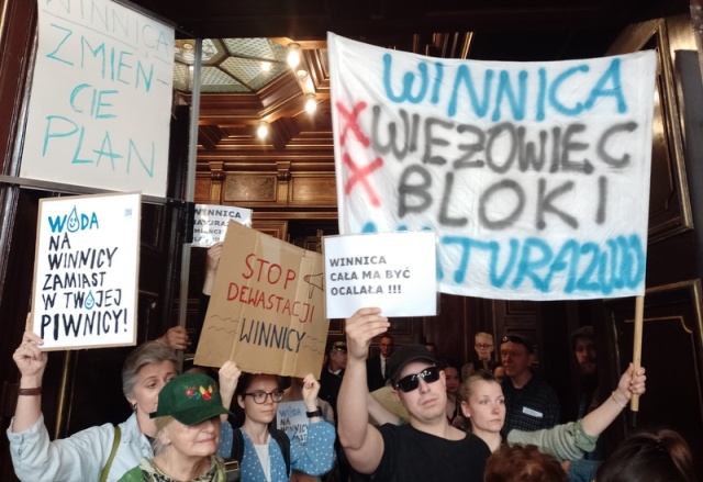 Wieżowce na łonie natury Społecznicy z toruńskiej Winnicy wciąż protestują