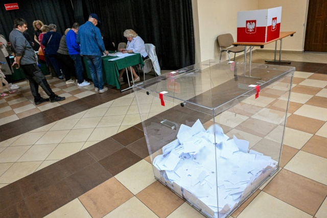 Agitowali w Internecie i zrywali plakaty kandydatów. Policja czuwa w wyboczą niedzielę