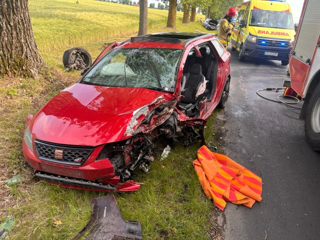 Zderzenie dwóch samochodów pod Mogilnem. Jedna osoba trafiła do szpitala