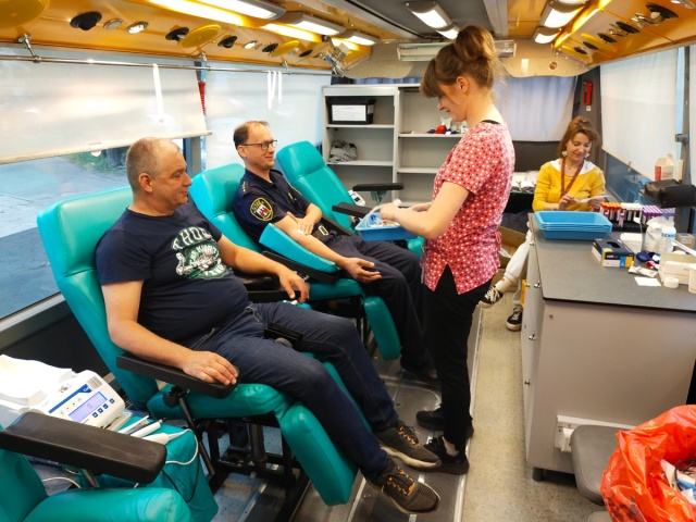 Wojskowy krwiobus pod siedzibą bydgoskiej Straży Miejskiej. Finał Ponad 11 litrów krwi