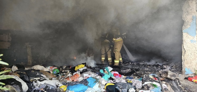 Sterty szmat, plastik, papier i kłęby dymu. W Grudziądzu spłonął pustostan [zdjęcia]