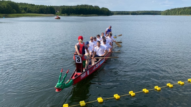 Rywalizacja na jeziorze Deczno. Zawodnicy z całego kraju w wyścigach smoczych łodzi