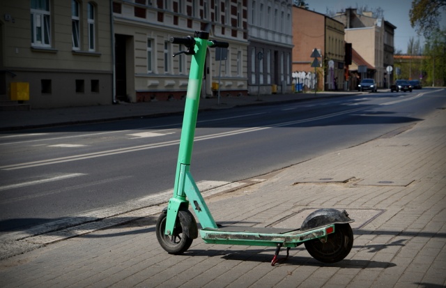 76-latek potrącony przez hulajnogę elektryczną w Bydgoszczy. Policja szuka sprawcy