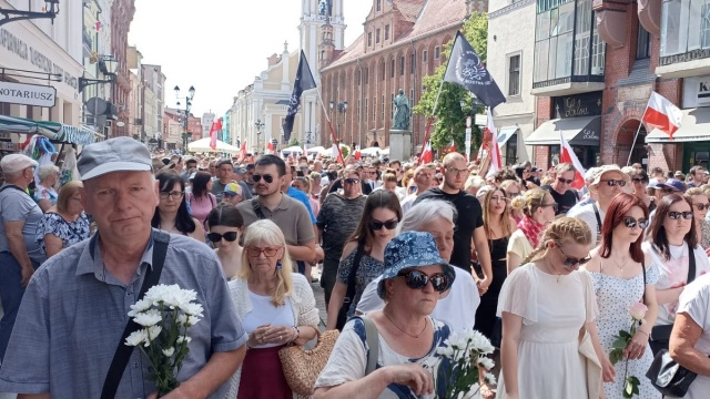 Mieszkańcy Torunia poruszeni zbrodnią Marsz Milczenia po zabójstwie Klaudii [wideo, zdjęcia]