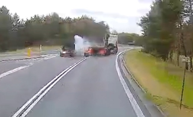 O krok od tragedii w Przyłubiu. Naczepa jadącej ciężarówki uderzyła w osobowe auto [wideo]