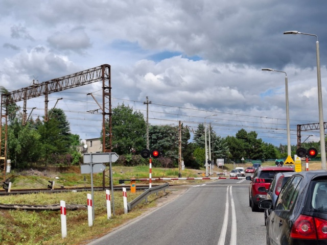 Chcą wiaduktu nad torami w Laskowicach. Mieszkańcy: Przejazd to zmora kierowców