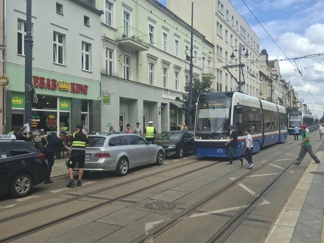 Jeden kierowca zablokował ul. Gdańską w Bydgoszczy. Stanęły tramwaje [zdjęcia]