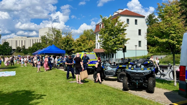 Tor przeszkód, otwarty radiowóz i alkogogle Piknik Policji na bydgoskiej Wyspie Młyńskiej [zdjęcia]