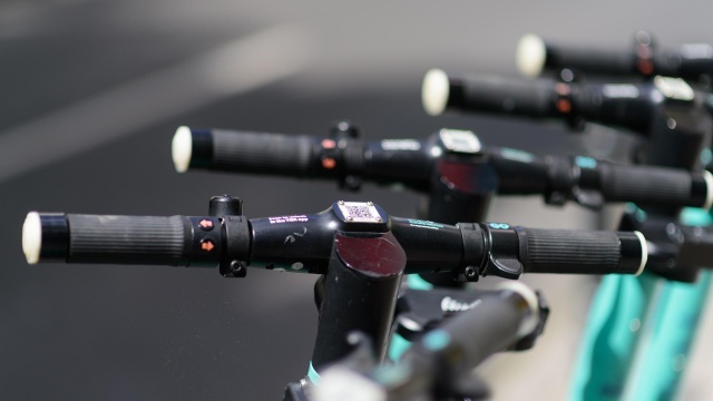 Nocna i nieodpowiedzialna przejażdżka nastolatków po Toruniu. Kierowali hulajnogami po alkoholu