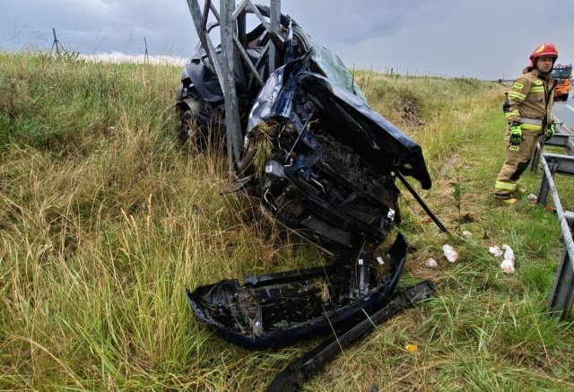 Kolejny groźny wypadek na autostradzie A-1. Samochód wbił się w słup [zdjęcia]