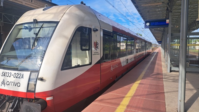 Pociągi wakacyjne popularne, ale tłumów nie ma. Lato deszczowe, mniej osób planuje wyjazd