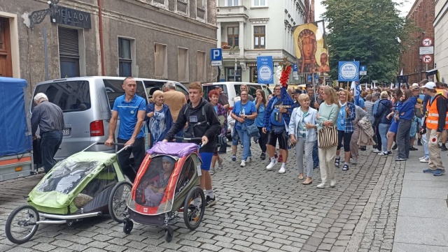 Przed nimi prawie 300 km drogi. Z Torunia wyruszyła pielgrzymka na Jasną Górę [wideo, zdjęcia]