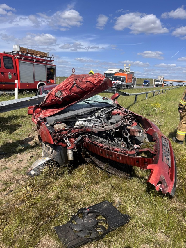 Kolizja na drodze S5. Auto wygląda koszmarnie. Kierowca bez szwanku [zdjęcia]