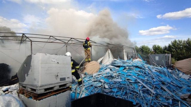 Kłęby dymu nad Wąbrzeźnem. Paliło się tworzywo sztuczne przeznaczone do recyklingu [zdjęcia]