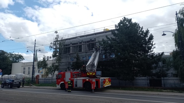 Wielki pożar w centrum Torunia Palił się remontowany budynek straży pożarnej