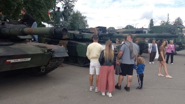 Przysięga nowych ochotników i wojskowy piknik. Święto terytorialsów w Toruniu [zdjęcia]