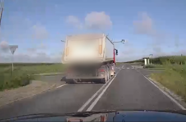 Niebezpieczna jazda ciężarówki w Wieszkach. Policja ustala, kto siedział za kierownicą [wideo]