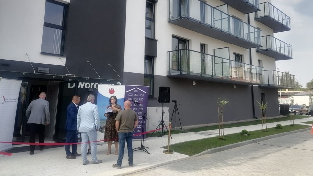 Uroczyste przecięcie wstęgi w Nowem. 30 mieszkań czeka na lokatorów [zdjęcia, wideo]