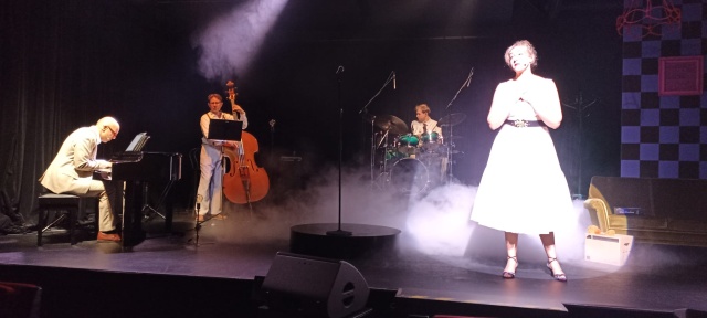 Przeboje Barbary Streisand - głos Karoliny Arczewskiej. Toruński teatr zaprasza na spektakl [wideo]