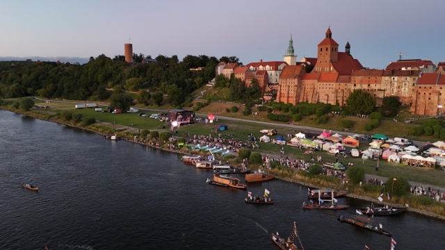 Wspięła się na słup i spadła. Policjanci przekazali 22-latkę w ręce ratowników