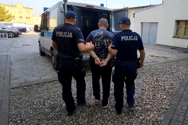 Agresywny 47-latek groził bronią pneumatyczną domownikom