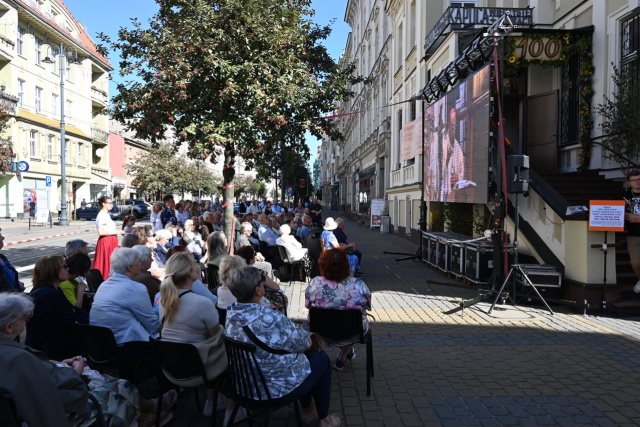 Prymas Polski na 100-lecie Mniszek Klarysek: W środku Bydgoszczy Jezus obecny dzień i noc [zdjęcia]