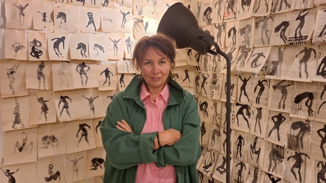 Wystawa Elżbiety Jabłońskiej w Klubie Mózg. Artystka otrzymała medal Prezydenta Miasta Bydgoszczy