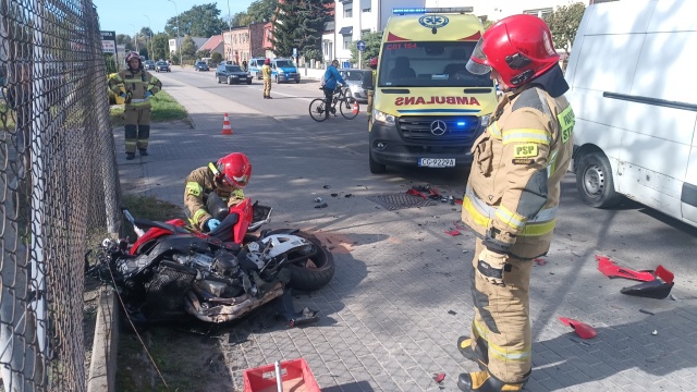 Zderzenie motocykla z autem osobowym w Grudziądzu. Kierowca jednośladu trafił do szpitala