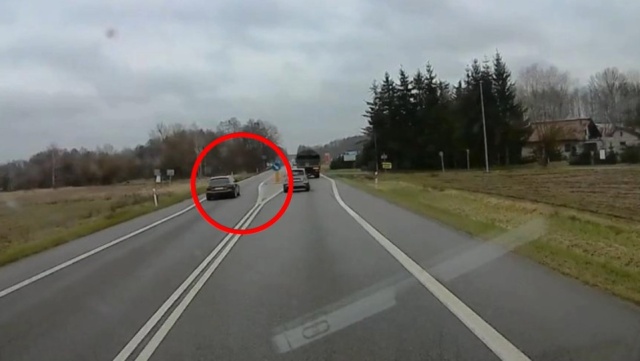 Kierowcy urządzili sobie wyścigi. Linia podwójna ciągła nie była żadną przeszkodą [wideo]